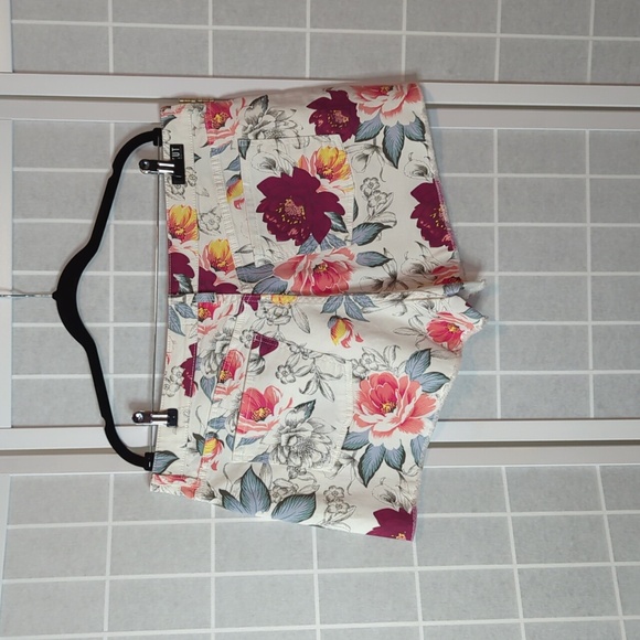 Kut from the Kloth Jane Short Floral Denim Raw Hem Cut Off High Rise - Picture 9 of 9